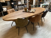 ovale tafel mangohout 220 cm in sfeer