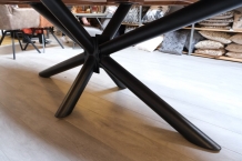 Detail van voet van ovale tafel mangohout 240 cm