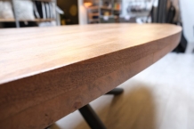 Detail zijkant ovale tafel mangohout 220 cm