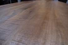 Detail van blad van ovale tafel mangohout 240 cm